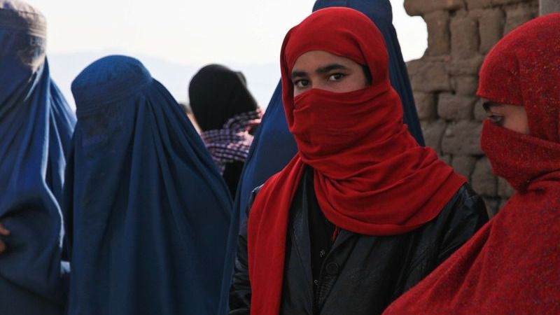 Талибандар қыз-келіншектерге университетке баруға тыйым салды