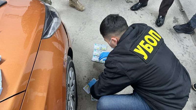 Завладели 2 млн тенге и машиной: в Актобе задержали двух вымогателей