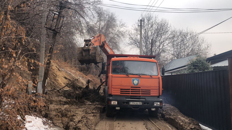 грузовик сход грунта, трубопровод