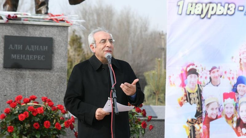 В Туркестане открыли памятник Аднасу Мендересу