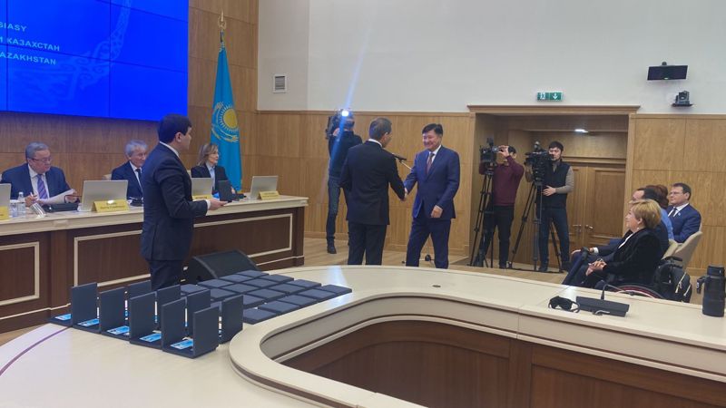 ЦИК сенаторы Казахстан Сенат Парламент ЦИК РК депутаты значок удостоверение
