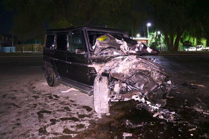 Mercedes врезался в автопоезд в центре Алматы