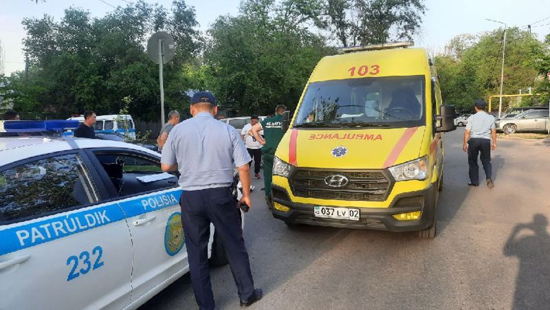 полиция, скорая помощь Машина врезалась в дерево на трассе в Алматинской области