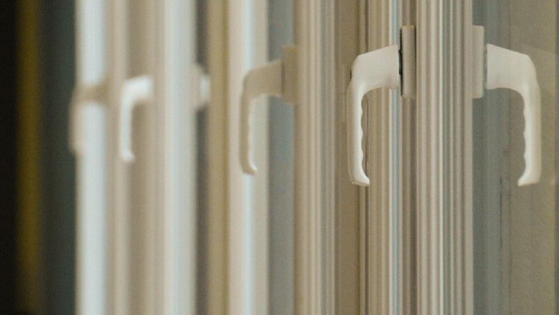 раскрытое окно, опасность падения из окна выпал ребенок