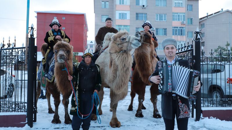 На избирательный участок в Талдыкоргане семья приехала на верблюдах