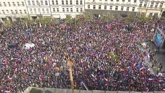 Тысячи людей вышли на улицы Праги 