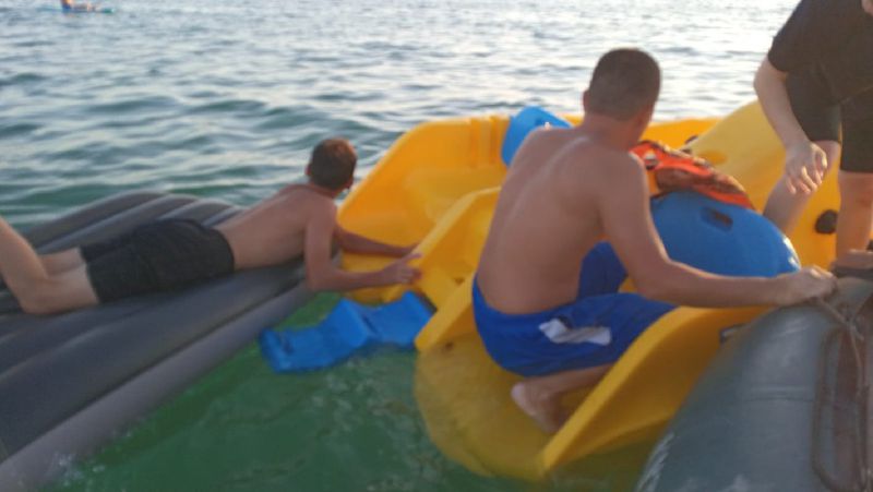 семью из шести человек на надувных матрацах унесло в море в Актау
