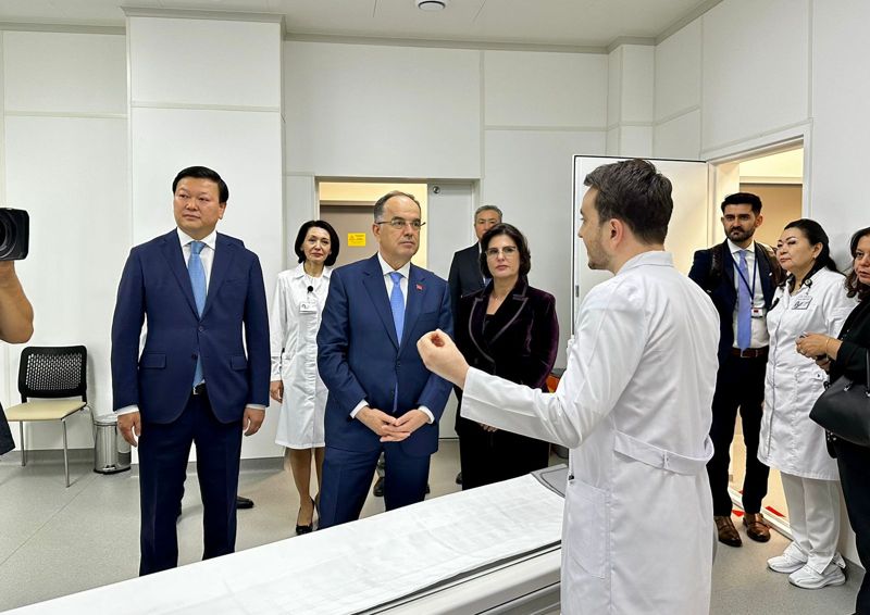 Алексей Цой показал президенту Албании главный медцентр Казахстана